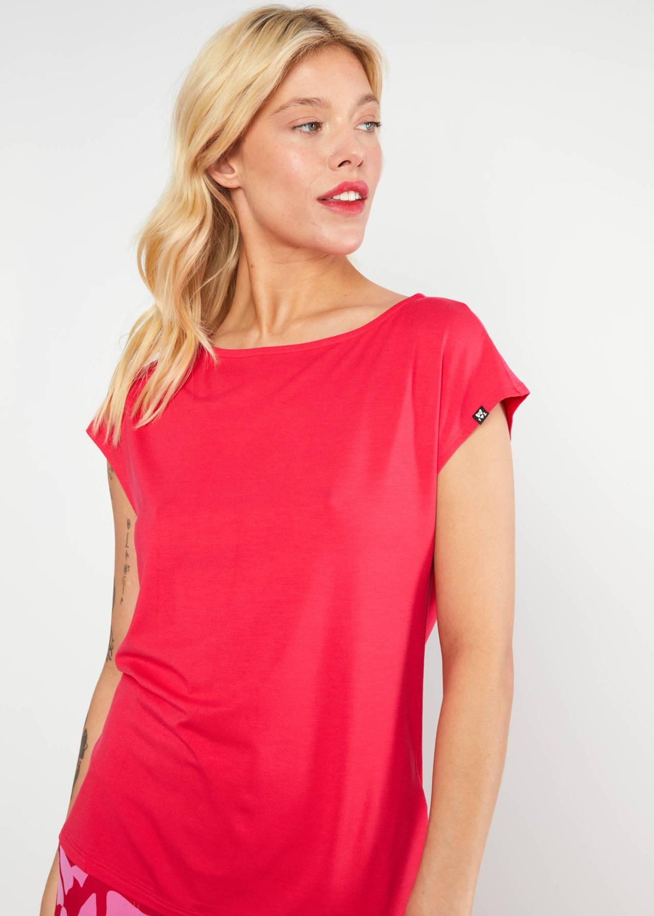 Top Breezy Flowgirl - Bold Ruby Red - Blutsgeschwister