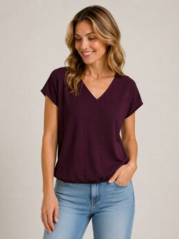 &Co Woman Macy dames top is een stijlvolle top met V-hals en een comfortabele, soepelvallende pasvorm. De aangeknipte korte mouwen, subtiele schouderplooi en het elastiek aan de onderzijde zorgen voor een elegant blousend effect en een vrouwelijke uitstraling. USP's ✔ Soepelvallende kwaliteit van 100% polyester ✔ Elegante V-hals en moderne aangeknipte mouwen ✔ Elastische onderzijde voor een flatterend blousend effect ✔ Subtiele schouderplooi als stijlvol detail ✔ Perfect te combineren met een travel broek, jeans of rok – verkrijgbaar bij Uniek Ladies